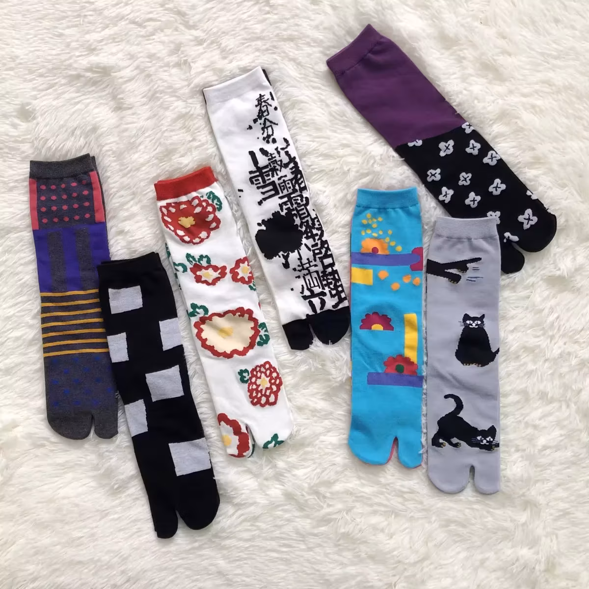 Japanese multi-color jacquard carrot chestnut flower literary cute two-toe socks middle tube tabi split toe socks tide socks
