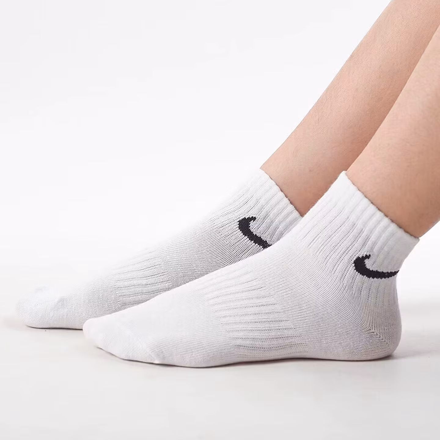 Nike Socks Fall/Winter Arrival Breathable Moisture-Wicking 3-Pair Pack Sports Socks for Men and Women SX7677-100